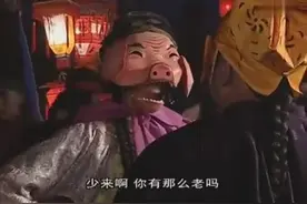 美女在大街上戴着猪头面具，究竟是怎么回事