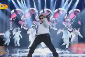 7岁小男孩模仿鸟叔《江南style》，全场沸腾，评委们纷纷有模有样跟着跳起了骑马舞视频封面
