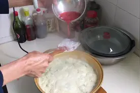 农村渣豆腐制作过程，用老坛酸汤点的吃起来更香，以前用石磨推，现在用豆浆机