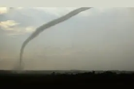 美国一年有两千多个龙卷风，让你见识看看是怎么形成的