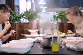 小两口饿着肚子吃自助餐，花60块百种菜品随便点，这是要吃回本？视频封面