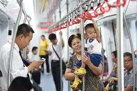 石家庄地铁试乘体验首日：上万名市民争相感受加速度图片