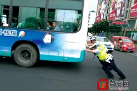 晚高峰公交车坏在路中间 交警齐力推车获市民点赞图片
