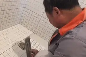 卫生间贴马赛克，瓦工手艺好还要经验多，用对瓷砖胶是关键