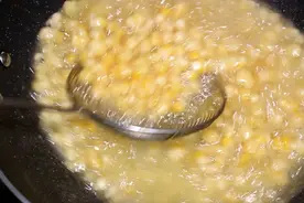 5块钱的玉米，打入两个鸡蛋，放进锅里这么一炸，实在是太好吃了