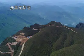 航拍陕西汉中天坑群之南郑县剥牛天坑附近的龙头山，发现山顶有个小天坑后经地面徒步五小时证实