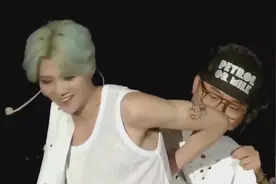 鹿晗演唱会现场换衣服引全场粉丝尖叫