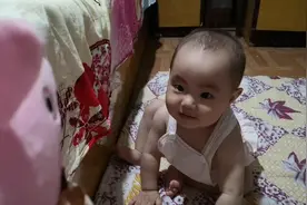 手上拿了什么玩具大家猜一下，老粉丝一定知道啦！都是网友们的锅