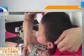 男孩耳朵上意外挂“枪”，原来是打耳洞出意外，求助消防心慌慌
