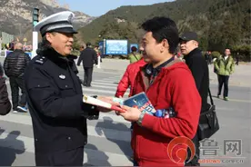 泰山景区交警大队联合泰安小红帽公益组织开展“爱心传递 文明出行”活动图片