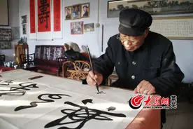 莱芜山村老汉拉二胡60年 每日练习不间断图片