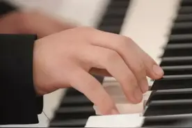 威海17岁盲人男孩艺考，还没弹完考官就喊暂停图片