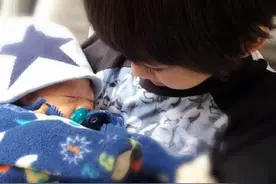 KIMI怀抱弟弟哥哥力爆棚 长睫毛抢镜图片