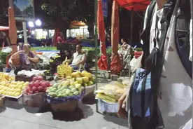 这个云南小县城最便宜的旅馆也要300多块，因为正在举办一年一度的芒果节