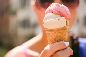 大热天吃几口冷饮竟意外晕倒！专家称：吃冷饮反而更易中暑