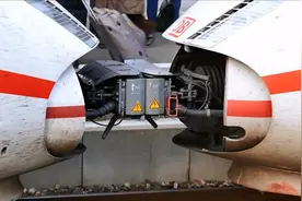 实拍高铁动车组连挂过程，重连后加速驶出车站视频封面