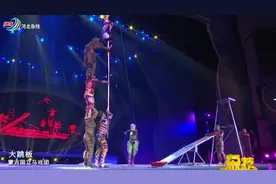  杂技演员太厉害了，互相踩着肩膀能有5个人高，看着吓人视频封面