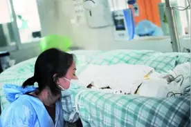 遭硫酸腐蚀的她，刚满1岁图片