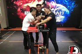 掰腕子也要先上课 斗腕开办培训选拔腕力选手图片