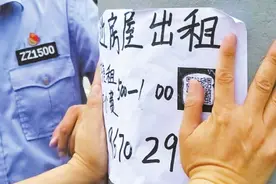 郑州城管给电线杆刷上防粘涂料 小广告"服"了!图片