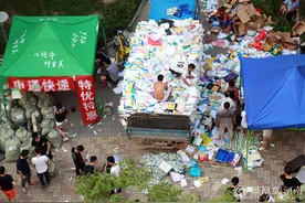 郑州高校毕业生卖书“成风” 800元教材按斤卖不足10元图片