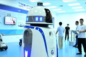 杭州一公司发布智能安防机器人 可连续巡逻8小时图片