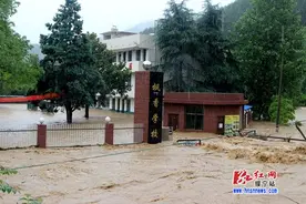 绥宁：暴雨再袭校园被淹 军民联手5人获救图片