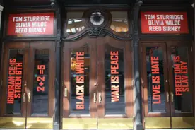 看了百老汇的《1984》 观众们吐了晕了打起来了图片