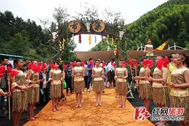 湖南炎陵现“远古集市” 村民穿“兽皮”叫卖图片