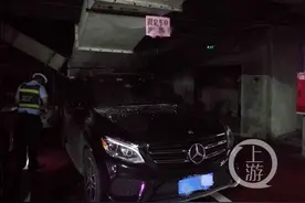 停车场通风管道垮塌 砸中奔驰图片