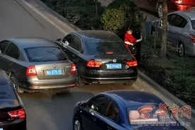 限行首日记者10分钟拍到30辆限行尾号车上路行驶图片