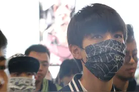 王俊凯“蜘蛛网”遮面潮范十足 获“长枪短炮”跟拍人气火爆图片