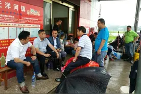 鹤岭镇抗洪抢险：党员、干部在行动图片