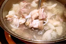 遍地开花的椰子鸡火锅店，最推崇润园四季，简直想给这家做煲仔饭的师傅申请个非遗！图片