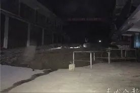 夜色中泥石流倾泄而下 福贡至贡山交通中断图片