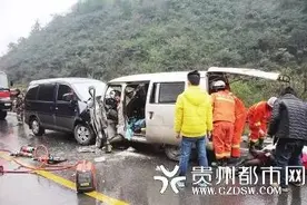 新闻边卡吊边玩iPhone边充电，苹果充电器突然爆炸图片