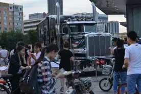 沈阳街头现“擎天柱”变形金刚卡车视频封面