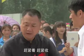 公司庆典放飞和平鸽，鸽子不飞都跑到嘉宾席上了，范伟说直接带回家红烧视频封面