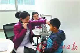 孩子常揉眼 别只滴药水图片