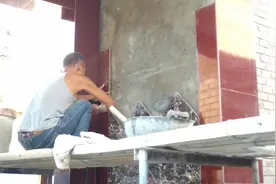 实拍山西农村给大门门洞贴墙砖，斜着贴出来的效果真好看