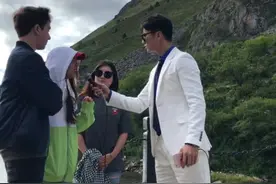 别划走哦！第18秒唱懵这个外国小哥！#一个世界一首情歌 #抖音 @LF.路飞 @周林 @段奕帆 #唱歌