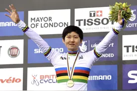 中国选手包揽场地自行车世锦赛女子竞速赛冠亚军图片