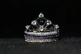给你的女王：戴上钻石王冠套戒！图片