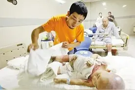 4个月妹妹被3岁哥哥活活压死， 全身淤青，一定不能让孩子独处图片