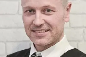 秃了怎么办？英国老哥给自己画上头发！图片