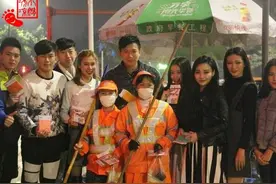 富二代秀的不是有爱心，是有财图片