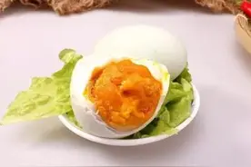 做一枚咸蛋，闲的要命，富的流油。图片