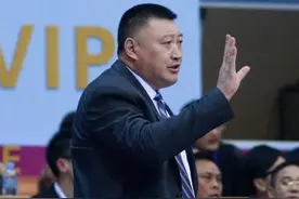他是CBA公认酒神，两斤白酒起步，带兵不到一年成为总冠军教头图片