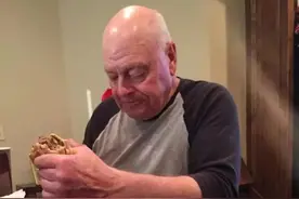 这个独自吃汉堡的网红爷爷照片的背后，有我们每一位长辈的影子图片