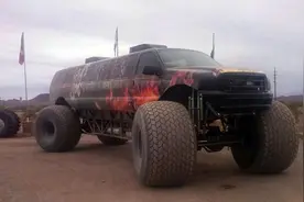 新婚夫妇自制超大豪华越野车，当看到真容你会觉得很惊讶！图片